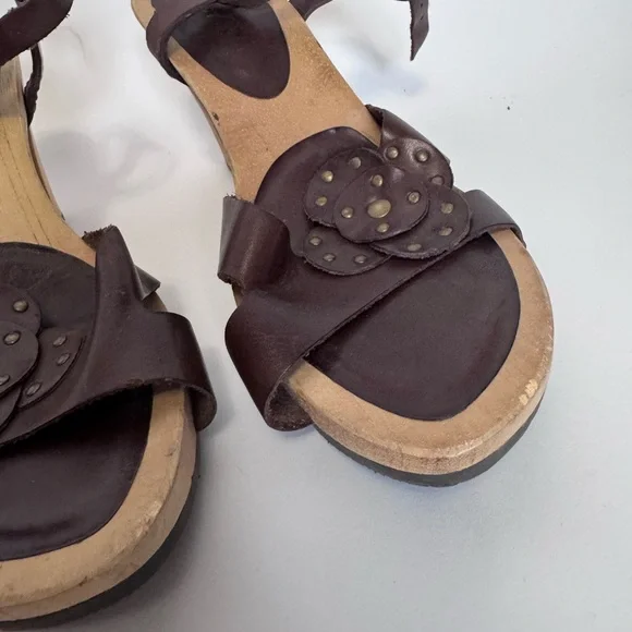 ❌SOLD❌ Kenneth Cole Vintage Y2K Flower Brown Leather Wooden Heels - Picture 4 of 7